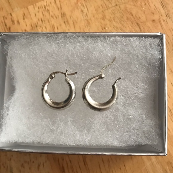 Set of Sterling hoops in two sizes - Picture 3 of 4